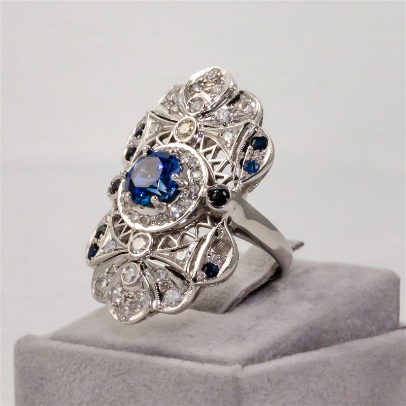 anello in oro bianco con tanzanite