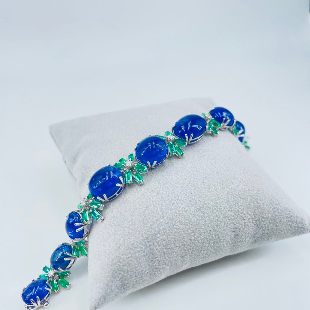 bracciale in oro bianco con tanzaniti, smeraldi e diamanti
