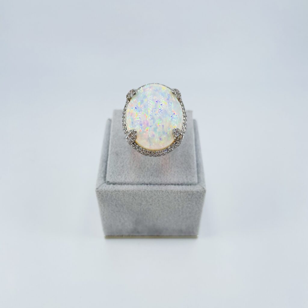 Anello in oro bianco 18KT con opale e diamanti