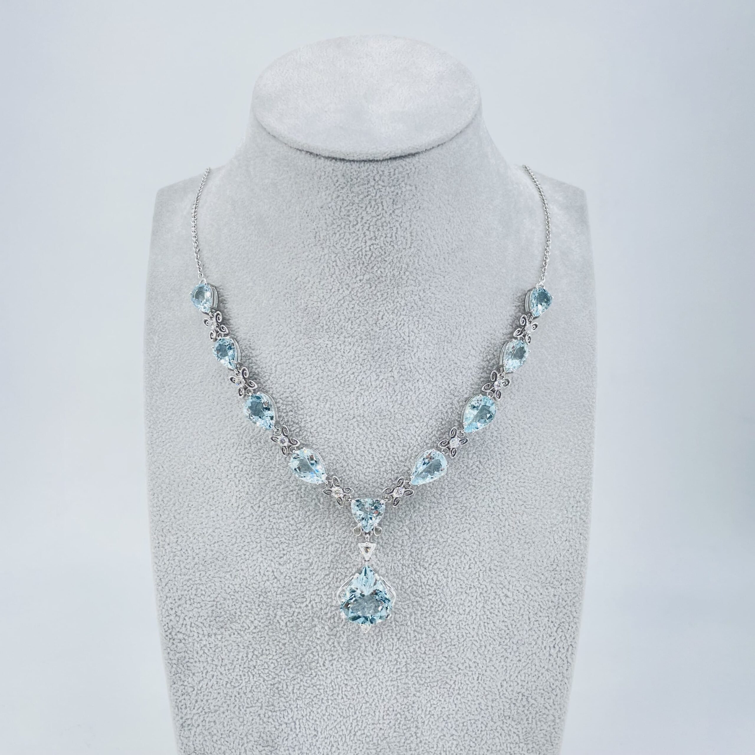 Collana in oro bianco 18KT con acquamarina e diamanti