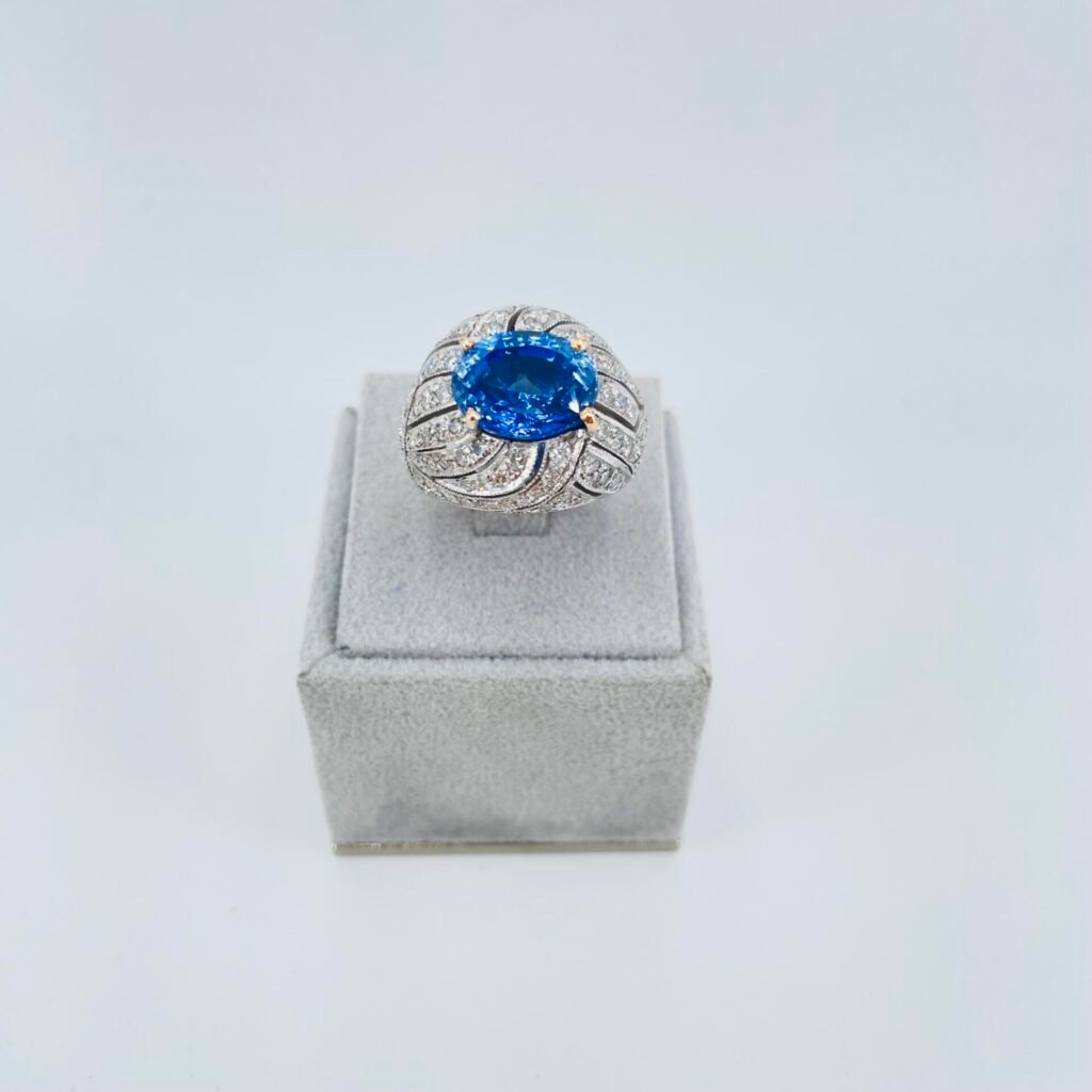 Anello in oro bianco 18KT con zaffiro e diamanti
