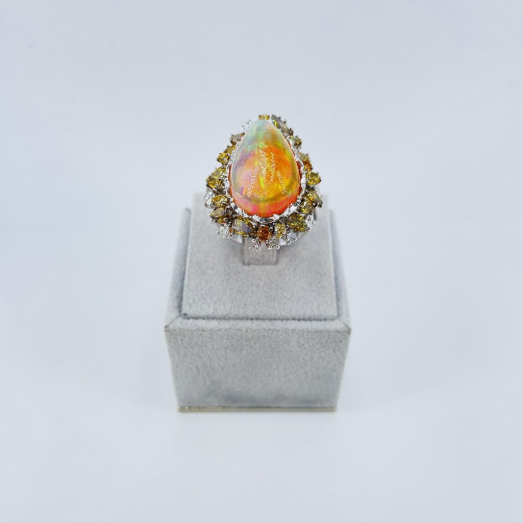 Anello in oro bianco 18KT con opale etiope e diamanti bianchi e fancy color