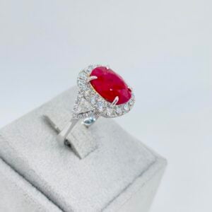 Anello in oro bianco 18KT con rubino Burma e diamanti - immagine 4