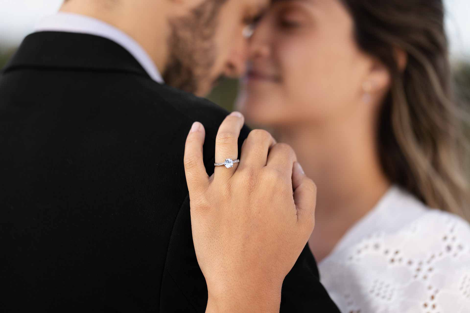 coppia che celebra con anello di fidanzamento