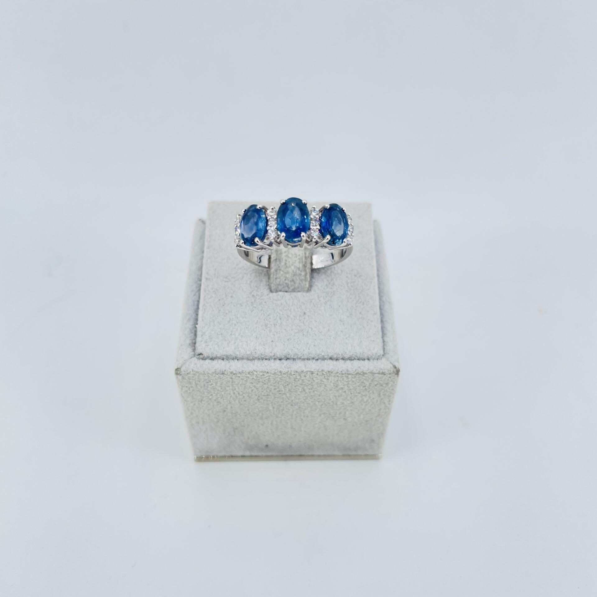 Anello trilogy in oro bianco 18KT con zaffiri e diamanti