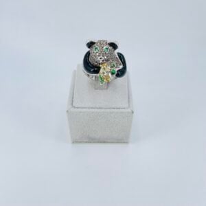 Anello panda in oro bianco 18KT con diamanti bianchi, diamanti fancy color e onice