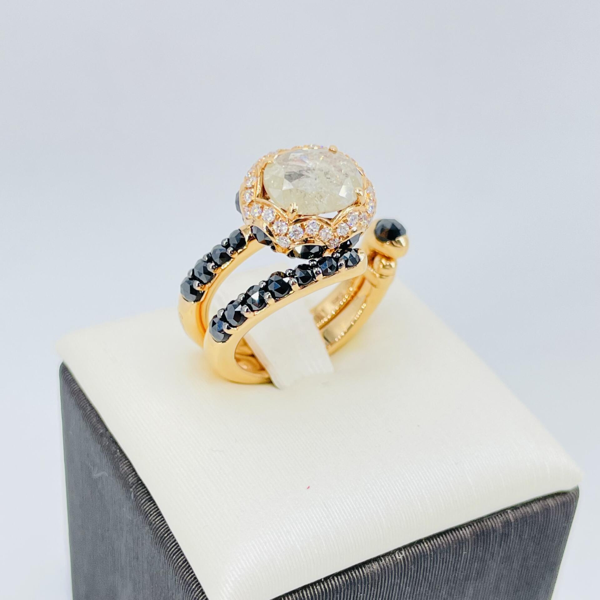 Anello in oro rosa 18KT con diamanti milk, bianchi e neri Giovanni Ferraris - immagine 3