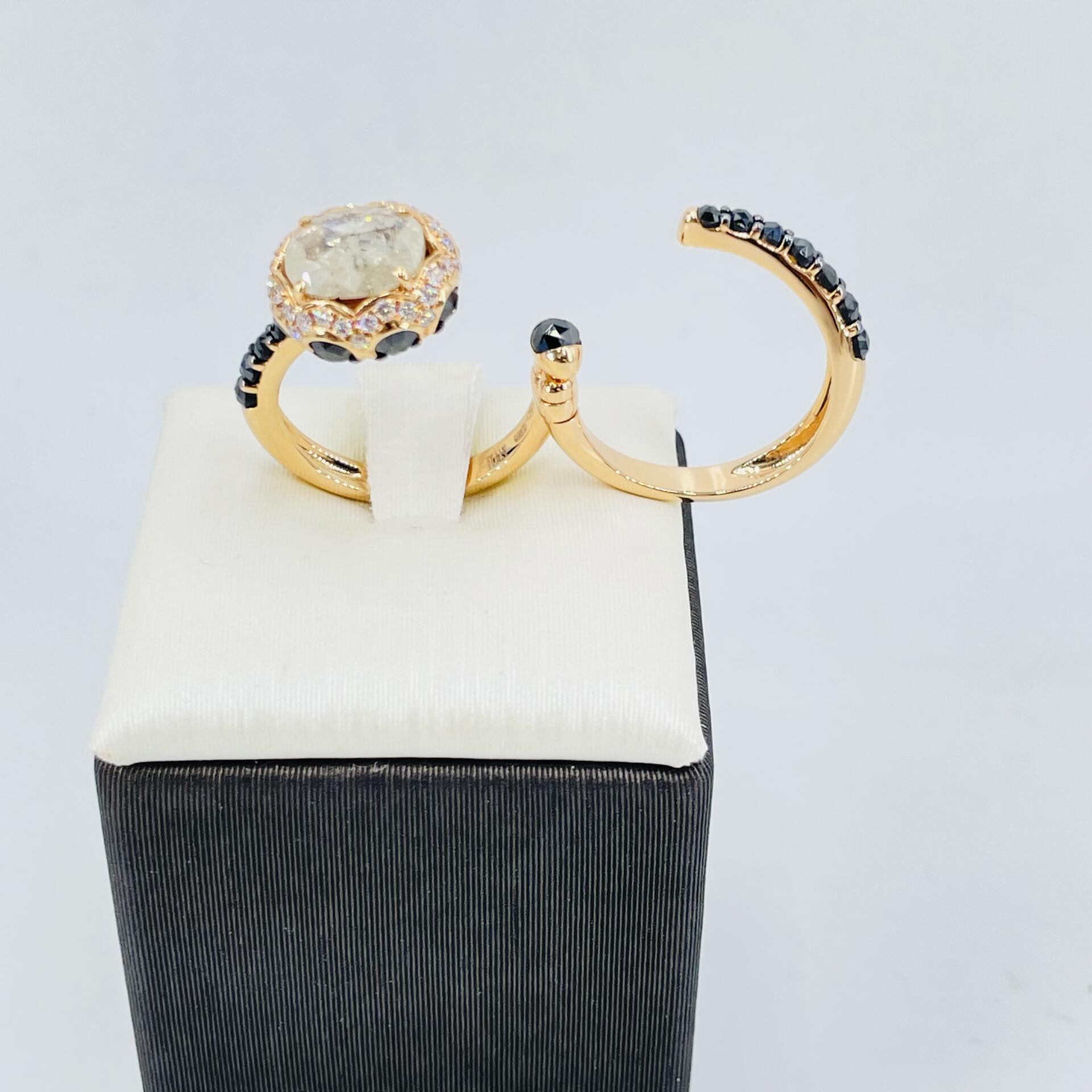 Anello in oro rosa 18KT con diamanti milk, bianchi e neri Giovanni Ferraris - immagine 4