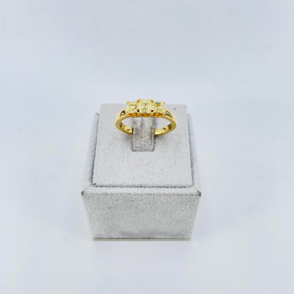 Anello trilogy in oro giallo 18KT con diamanti fancy color