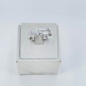 Anello in oro bianco 18KT con diamanti - immagine 4