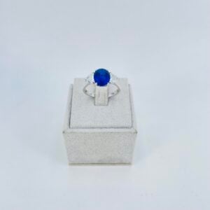Anello in oro bianco 18KT con zaffiro e diamanti