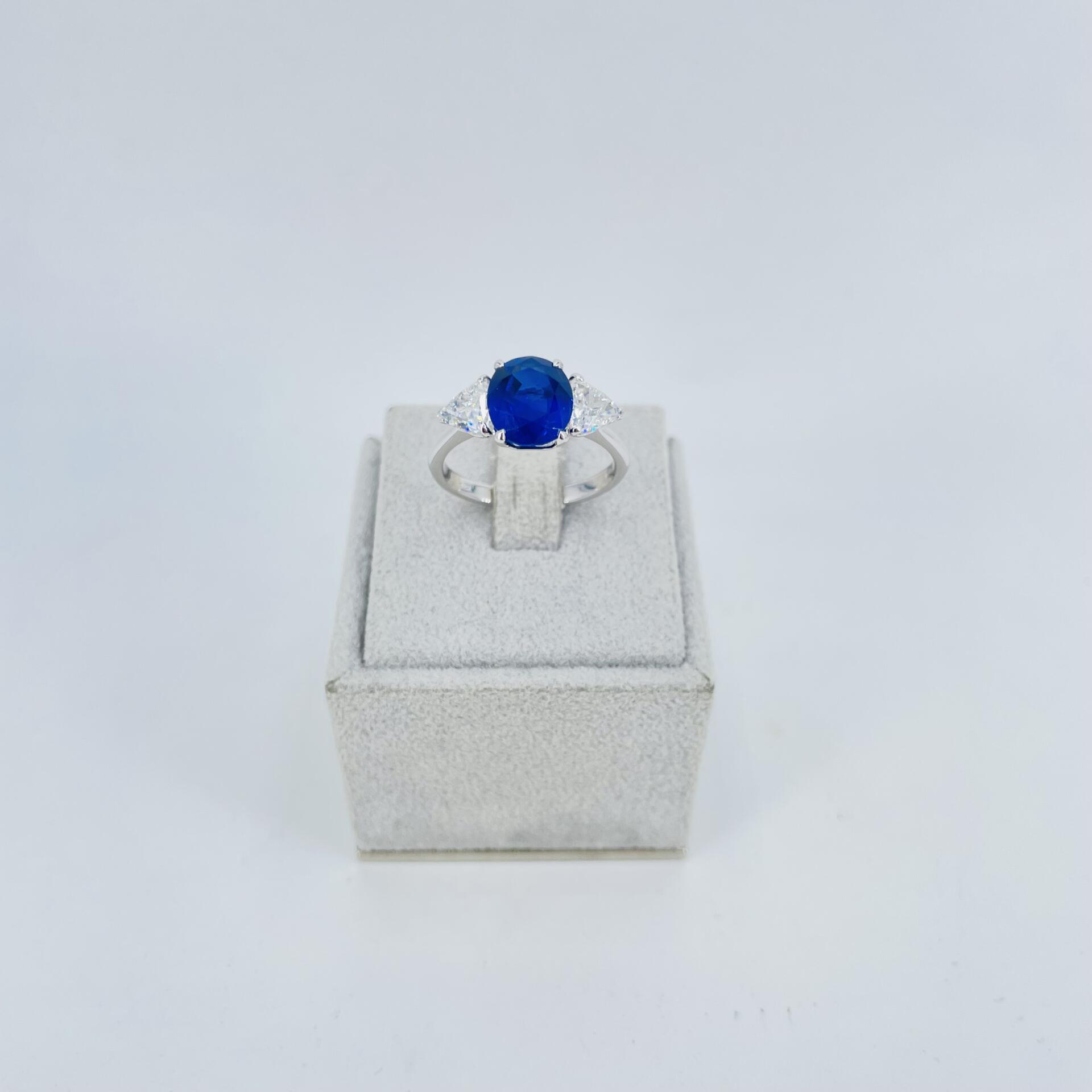 Anello in oro bianco 18KT con zaffiro e diamanti