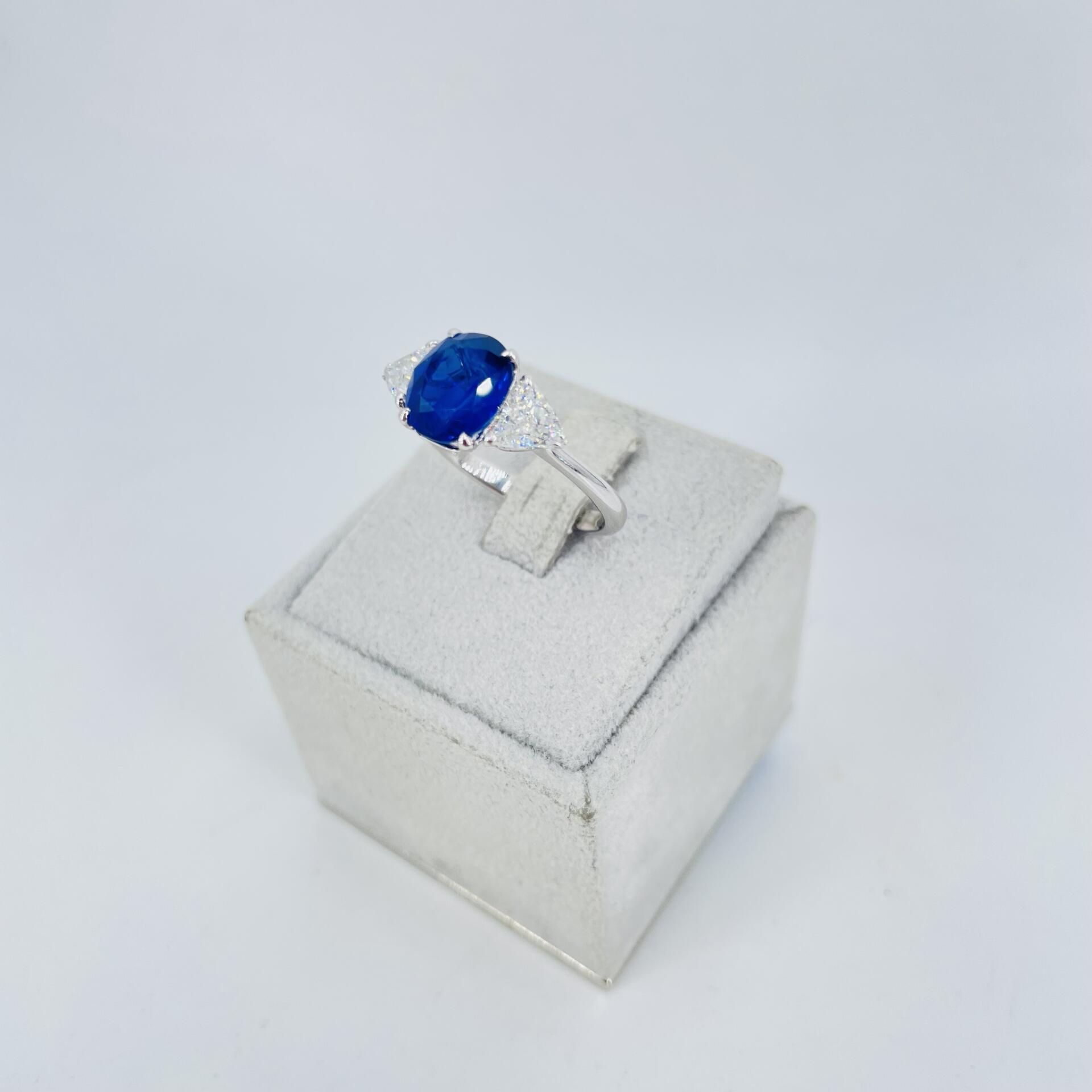 Anello in oro bianco 18KT con zaffiro e diamanti - immagine 3