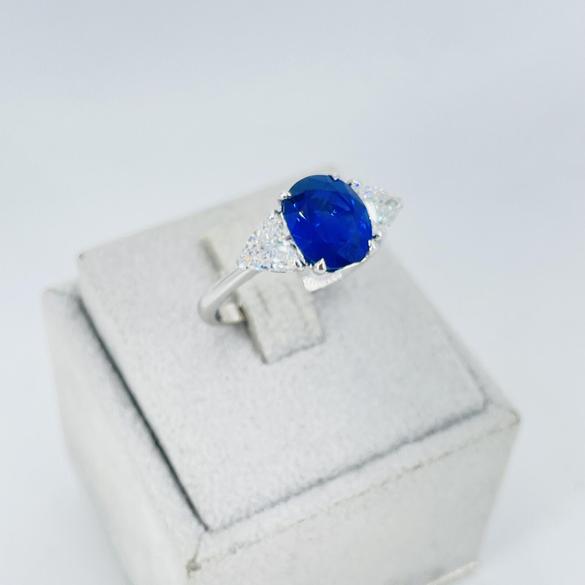 Anello in oro bianco 18KT con zaffiro e diamanti