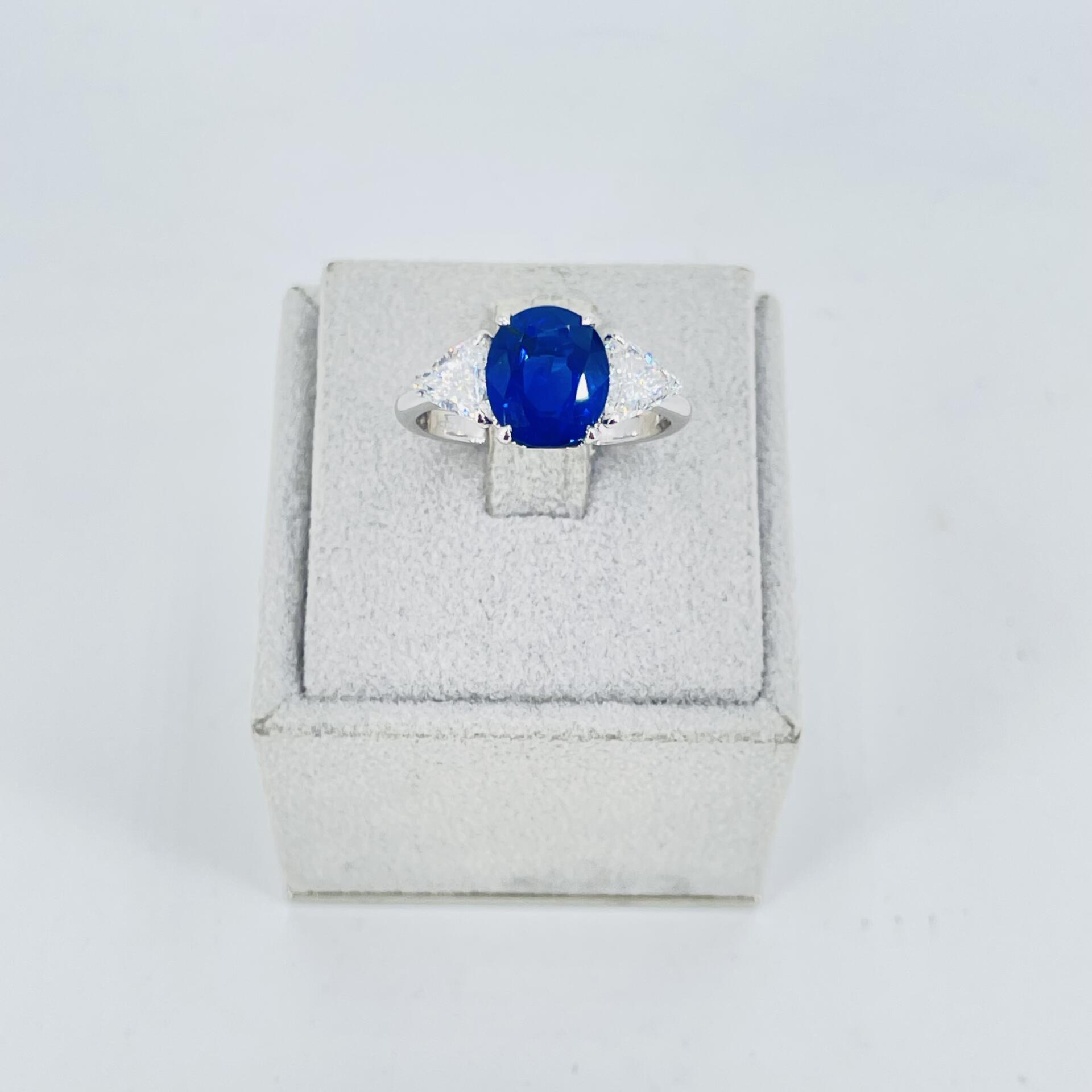 Anello in oro bianco 18KT con zaffiro e diamanti - immagine 5