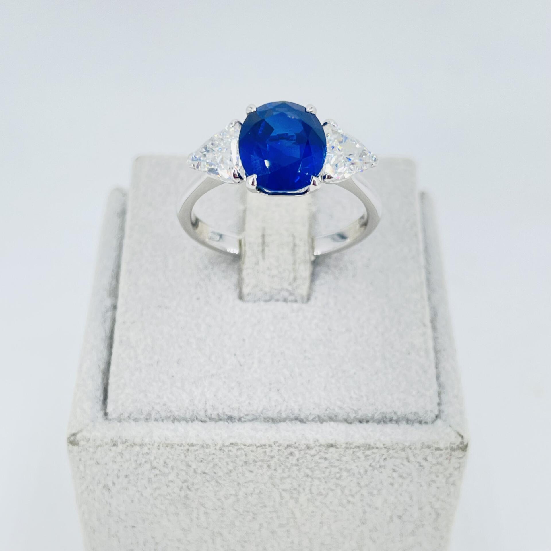 Anello in oro bianco 18KT con zaffiro e diamanti - immagine 2