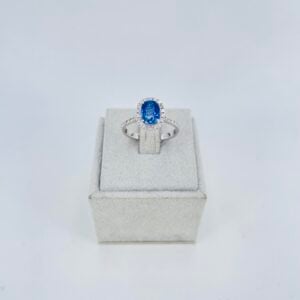 Anello in oro bianco 18KT con zaffiro e diamanti