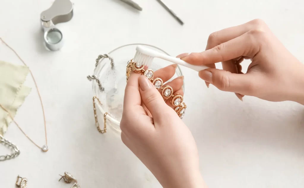 Pulire e Far Brillare l'Oro