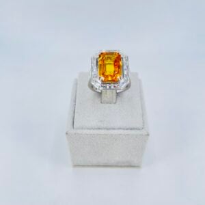 Anello in oro bianco 18KT con zaffiro giallo arancio e diamanti