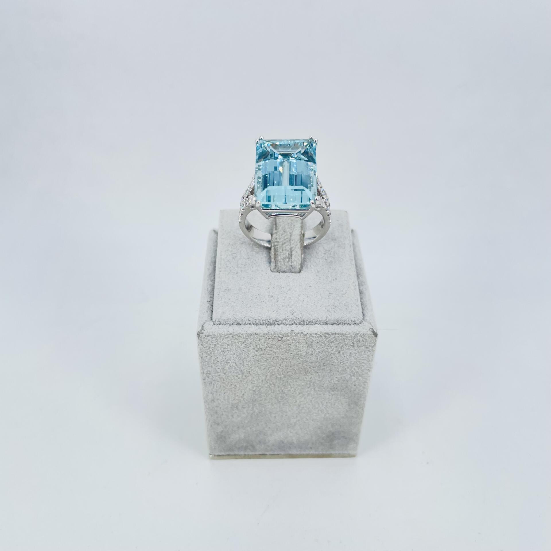 Anello in oro bianco 18KT con acquamarina e diamanti