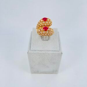 Anello contrarié in oro rosa 18KT con rubini e diamanti