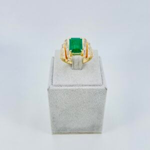 Anello in oro giallo 18KT con smeraldo Colombia e diamanti