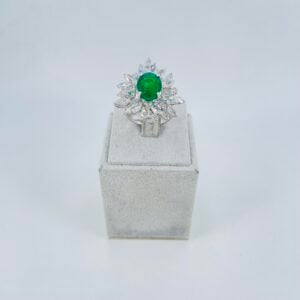 Anello in oro bianco 18KT con smeraldo e diamanti