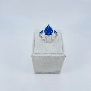 Anello a goccia in oro bianco 18KT con zaffiri e diamanti