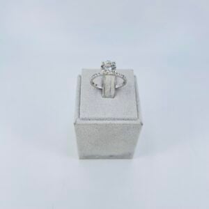 Anello solitario in oro bianco 18KT con diamanti