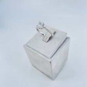 Anello solitario ovale in oro bianco 18KT con diamanti - immagine 2
