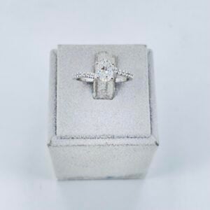 Anello solitario ovale in oro bianco 18KT con diamanti - immagine 6