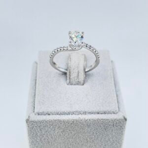 Anello solitario ovale in oro bianco 18KT con diamanti - immagine 4
