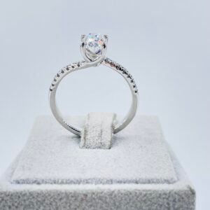 Anello solitario ovale in oro bianco 18KT con diamanti - immagine 5