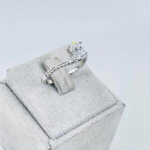Anello solitario ovale in oro bianco 18KT con diamanti - immagine 3