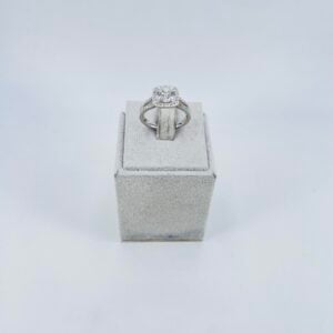 Anello solitario in oro bianco 18KT con diamanti