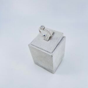 Anello solitario in oro bianco 18KT con diamante - immagine 2