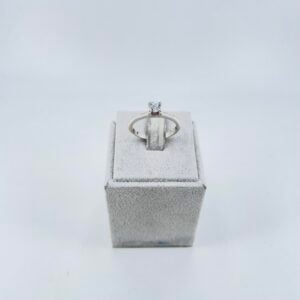 Anello solitario in oro bianco 18KT con diamante